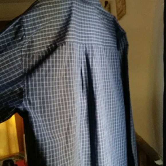VAN HEUSEN WRINKLE FREE NEW BUTTON UP SHIRT. - Picture 4 of 4